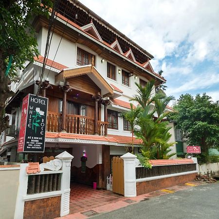 Hotel White Rose Kochi Buitenkant foto