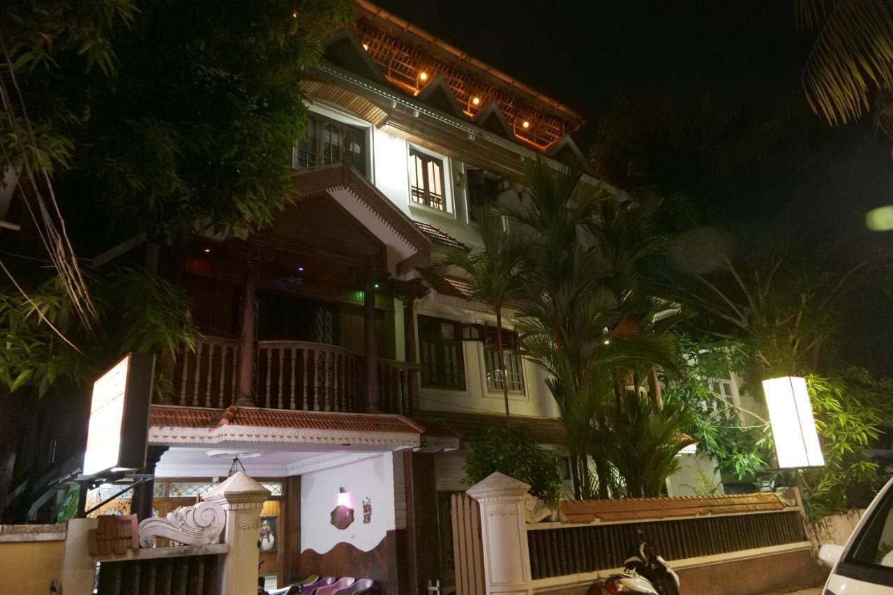 Hotel White Rose Kochi Buitenkant foto