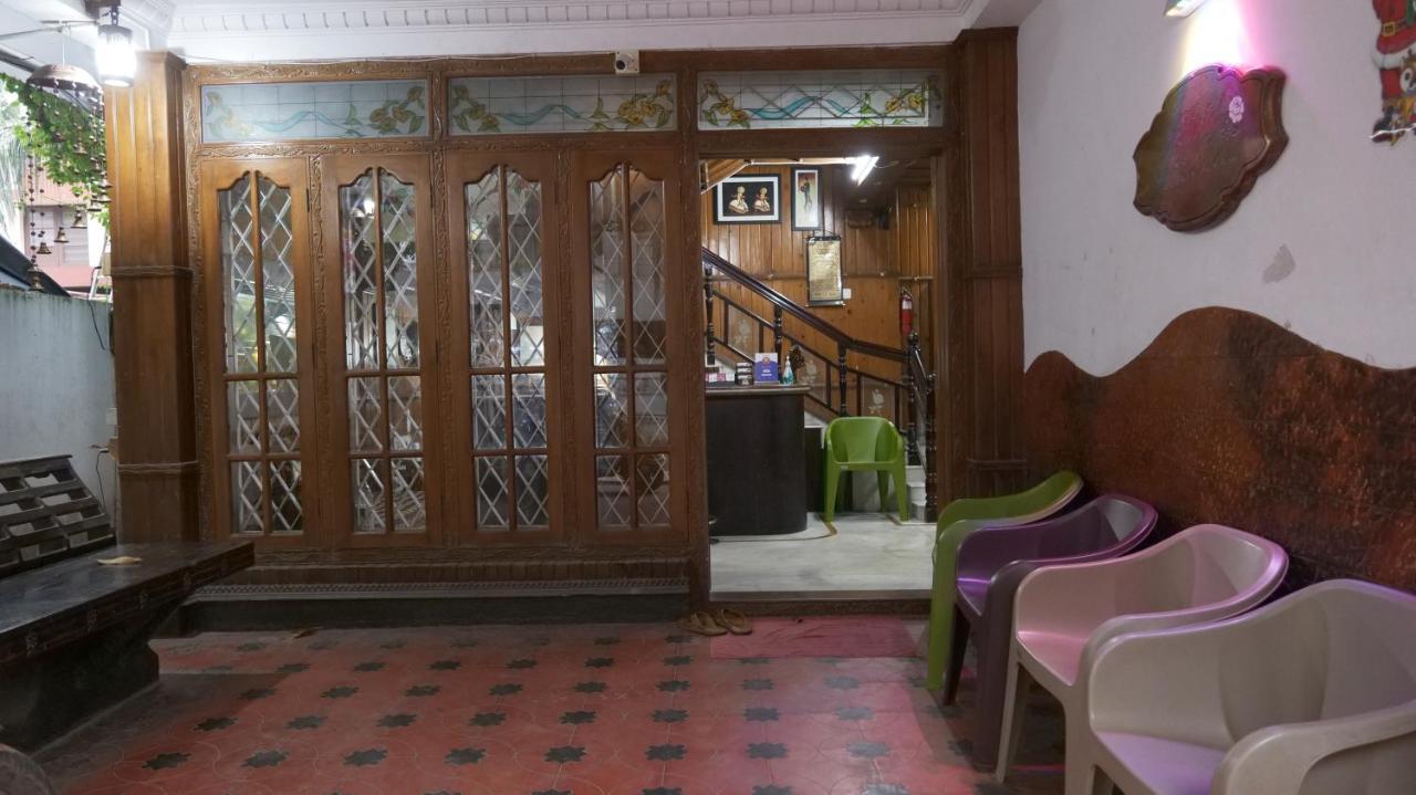 Hotel White Rose Kochi Buitenkant foto