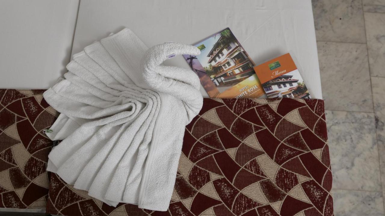 Hotel White Rose Kochi Buitenkant foto
