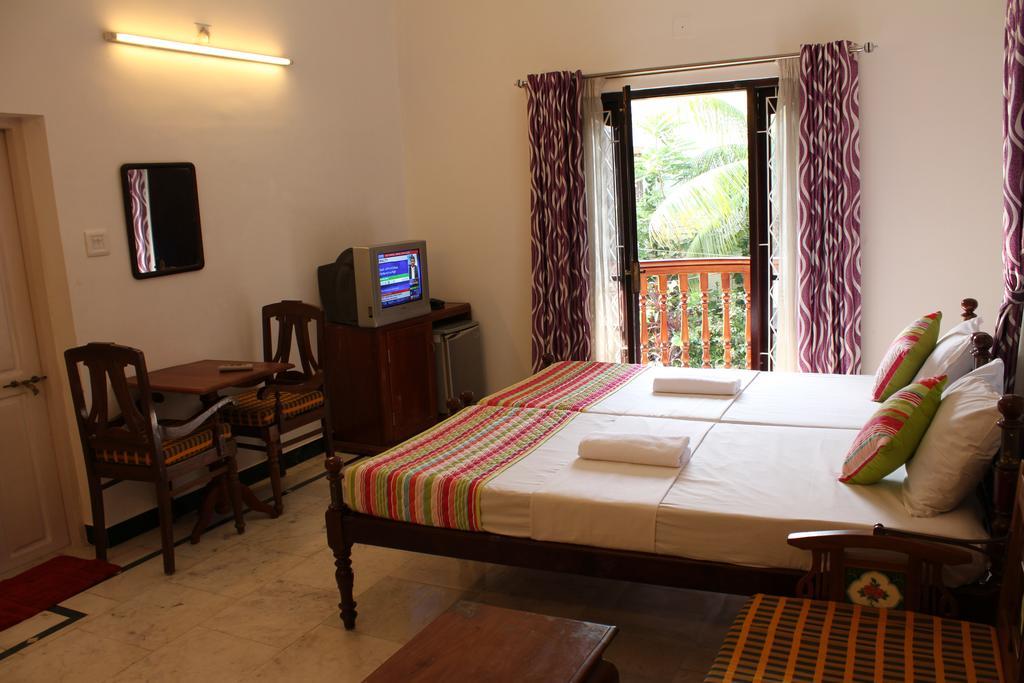 Hotel White Rose Kochi Buitenkant foto