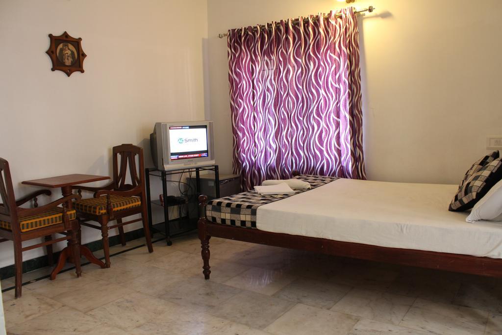 Hotel White Rose Kochi Buitenkant foto