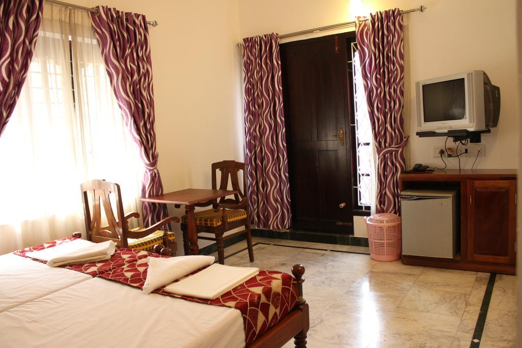 Hotel White Rose Kochi Buitenkant foto