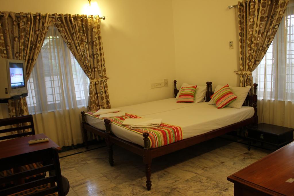 Hotel White Rose Kochi Buitenkant foto