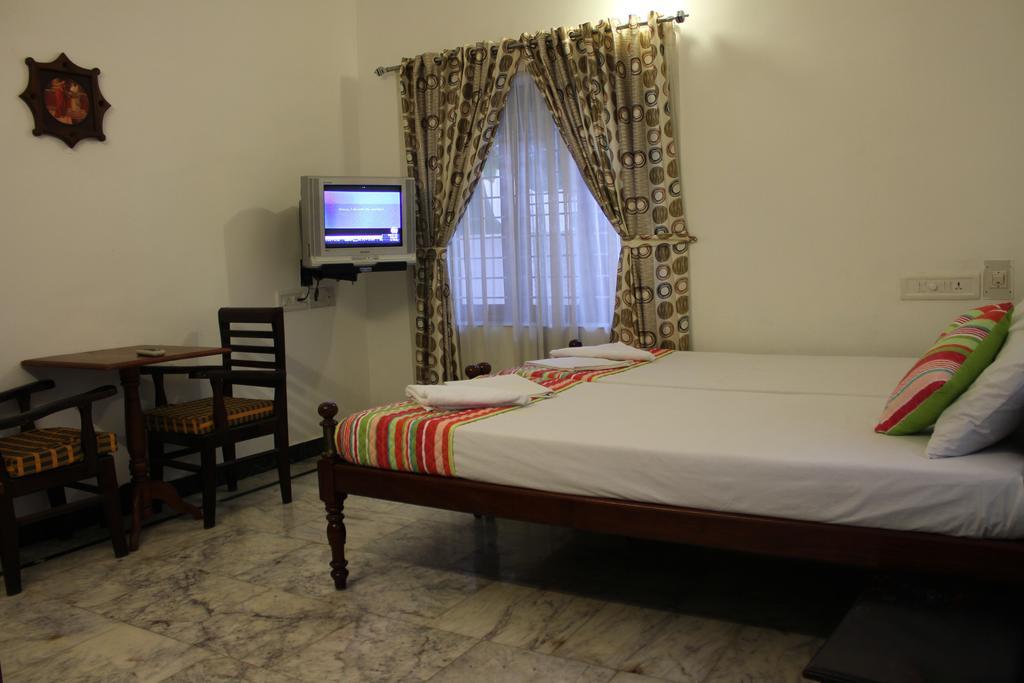 Hotel White Rose Kochi Buitenkant foto