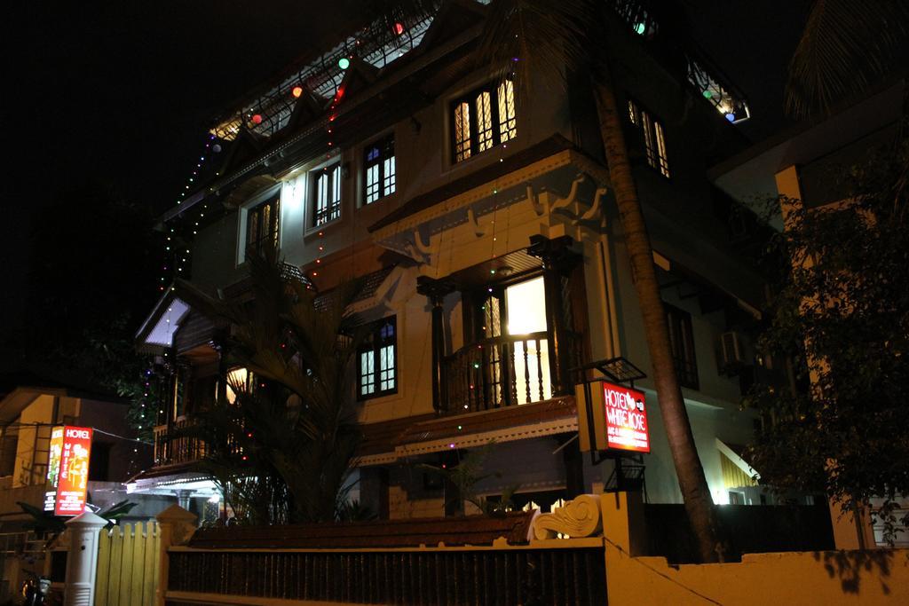 Hotel White Rose Kochi Buitenkant foto