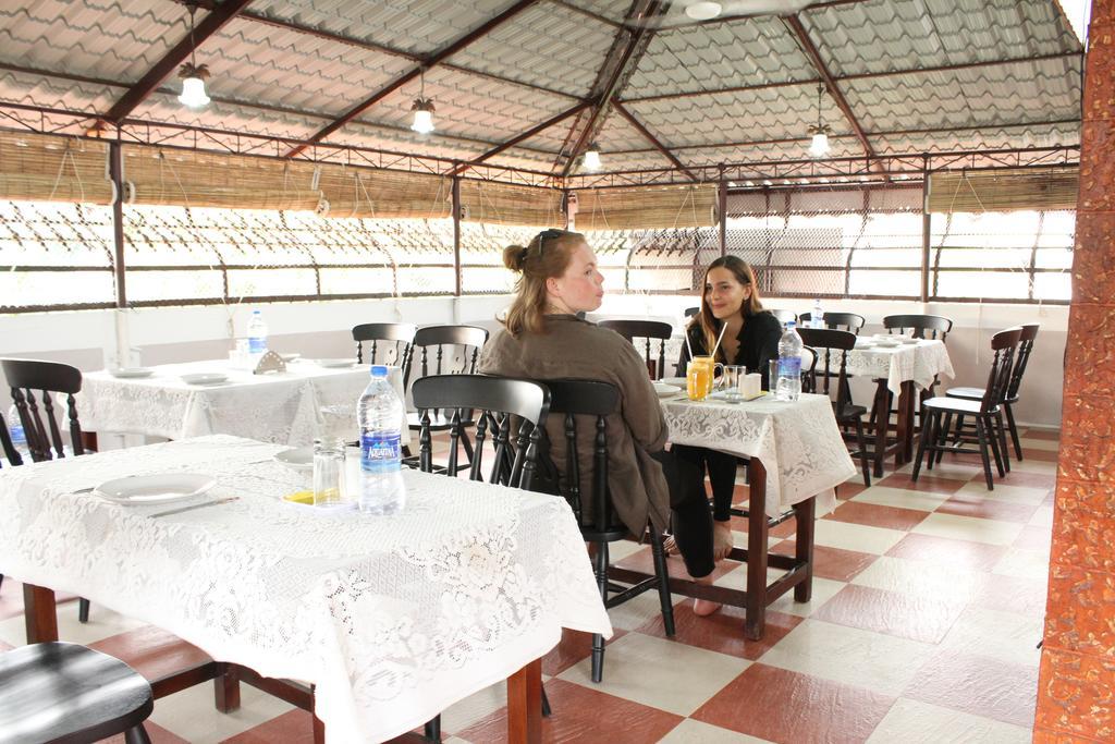 Hotel White Rose Kochi Buitenkant foto