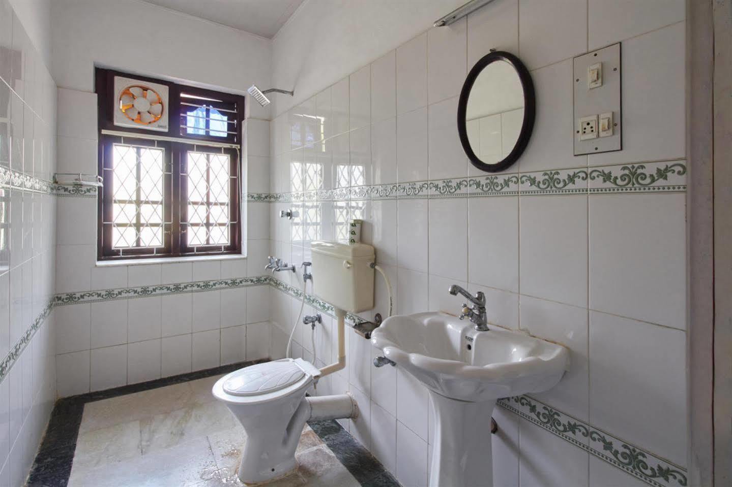 Hotel White Rose Kochi Buitenkant foto