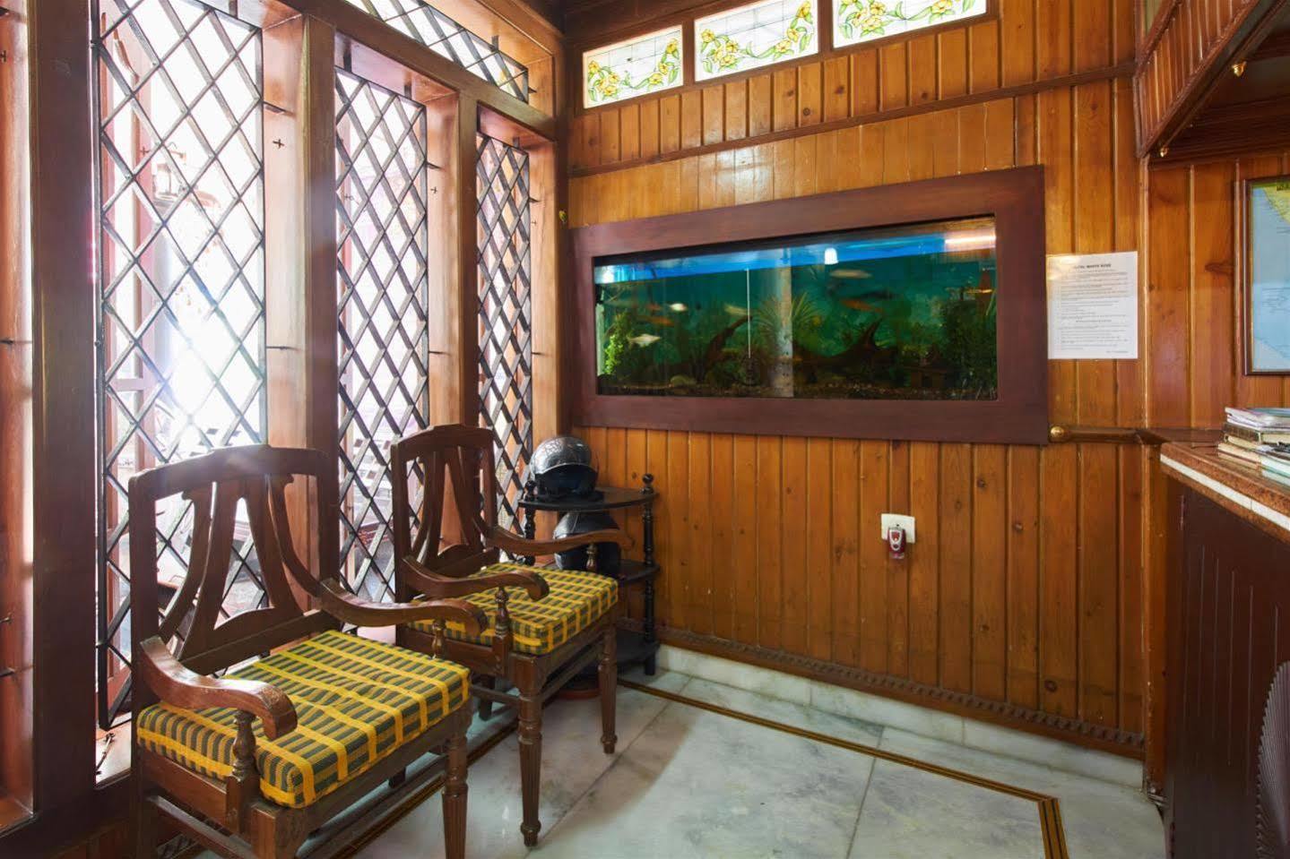 Hotel White Rose Kochi Buitenkant foto