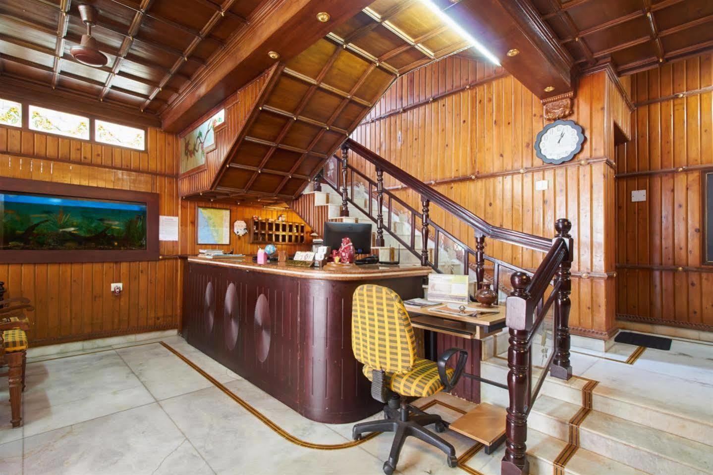 Hotel White Rose Kochi Buitenkant foto